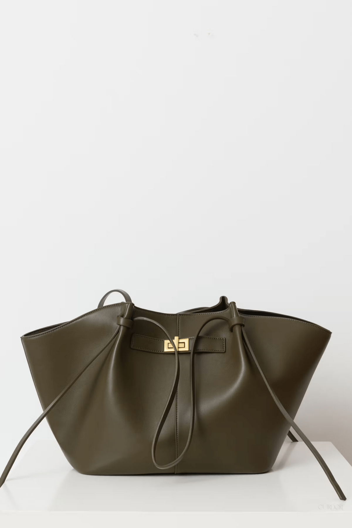 Chic Structured Tote Bag - Stylish and Spacious Everyday Shopper