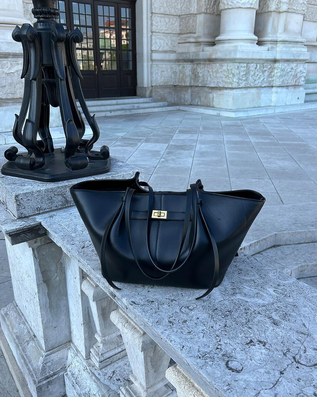 Chic Structured Tote Bag - Stylish and Spacious Everyday Shopper