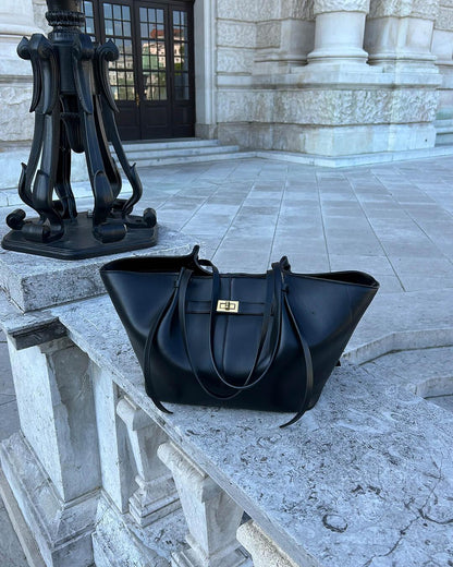 Chic Structured Tote Bag - Stylish and Spacious Everyday Shopper