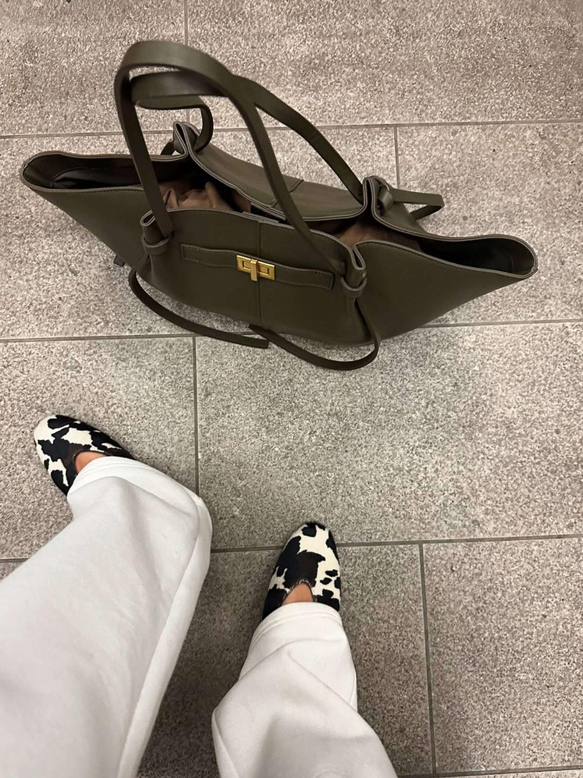 Chic Structured Tote Bag - Stylish and Spacious Everyday Shopper