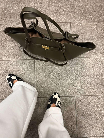 Chic Structured Tote Bag - Stylish and Spacious Everyday Shopper